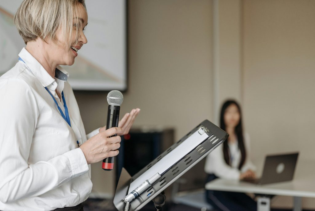 Mulher falando em palestra