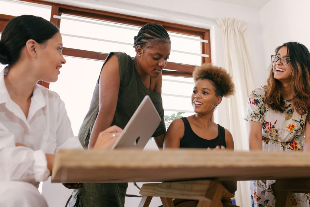 Grupo fazendo networking entre mulheres
