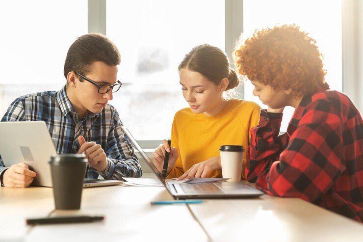 Pessoas aprendendo sobre educação financeira para jovens