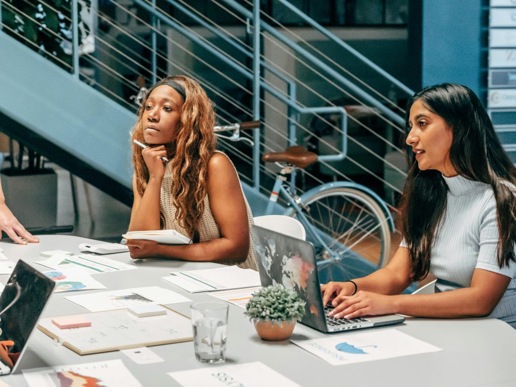 Mulheres discutindo planejamento tributário estratégico